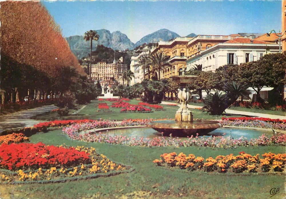 Publiczny ogród w Menton — widok z parku z fontanną i hotelami — wydawca Cap - Awers