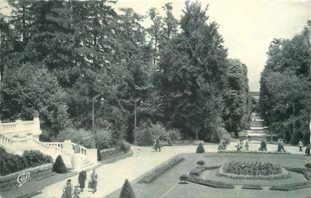 Vittel — A Grande Avenida diante do Casino — C.P. (editor) - Frente