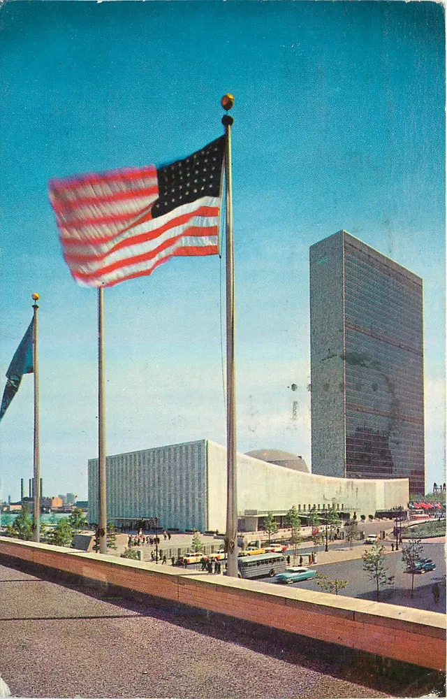 Gebäude der Vereinten Nationen mit amerikanischer Flagge — New York, N.Y. — Manhattan Post Card Pub. Co., Inc. n° MP148 - Vorderseite