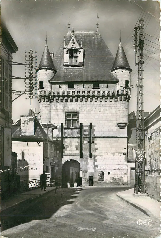 La Porte des Cordeliers — Loches — éditée par M. Roussel - Recto