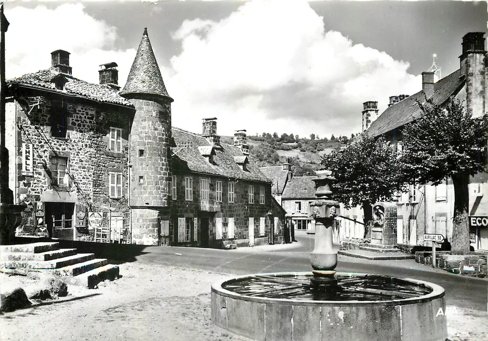 Aurillac — Place de la Mairie — Société des Cartes Postales d'Albi - Voorkant