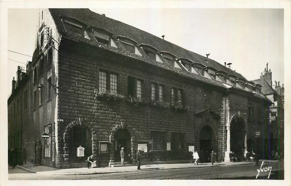 Besançon — O Hotel de Ville (século XVI) — Les Éditions d'Art Wyvart, Paris - Frente