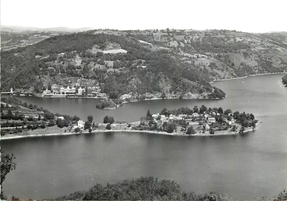 Lago di Sarrans — Vista sulla penisola di Laussac e la Devèze — Collezione R. Charbonnier, Ste-Geneviève-sur-Argeçon - Recto