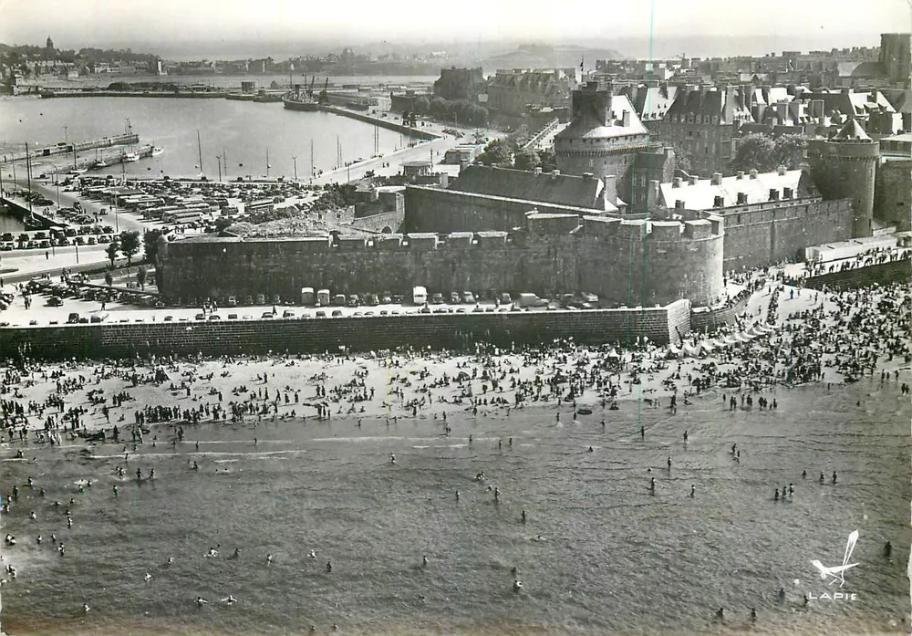 Saint-Malo — Das Schloss und die Strandpromenade Éventail — Verlag LAPIE - Vorderseite