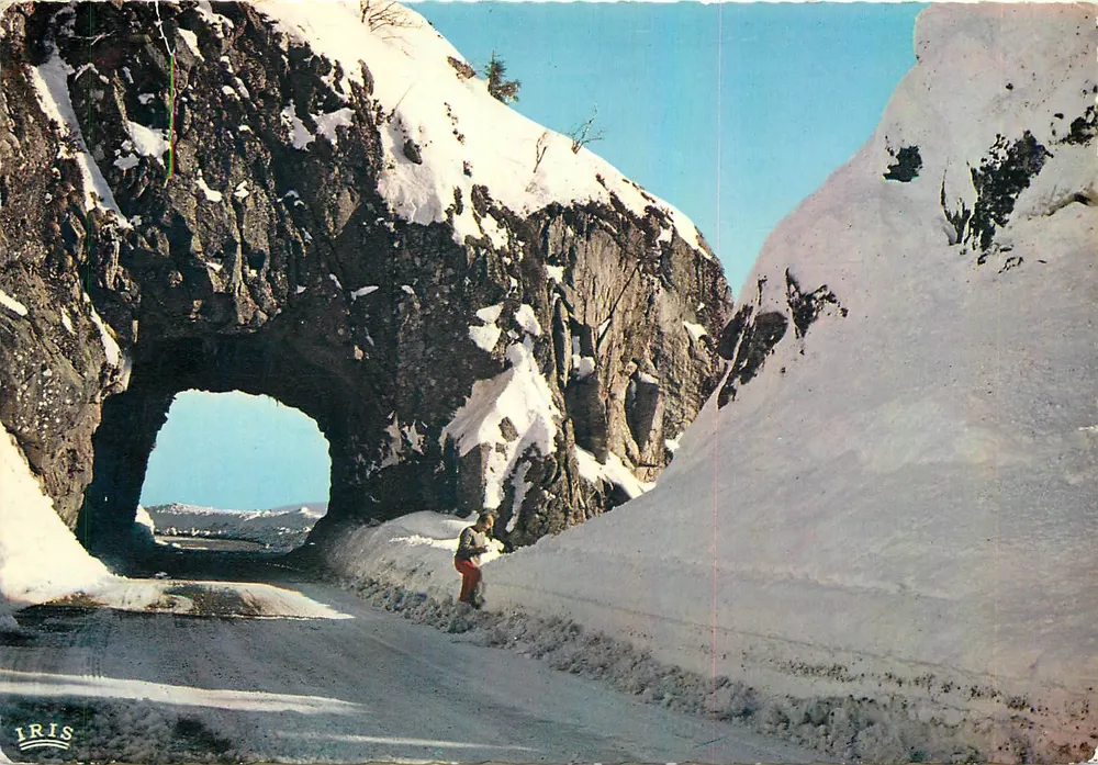 Túnel da Schlucht (alt. 1139 m) — Os Vosges sob a neve — editor IRIS, n° de série 68.392.82 - Frente