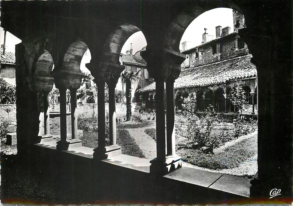 Albi - Claustro da Igreja de São Salvi - antiga Abadia dos séculos XII e XIV — C.P. Fotomecânicas - Frente