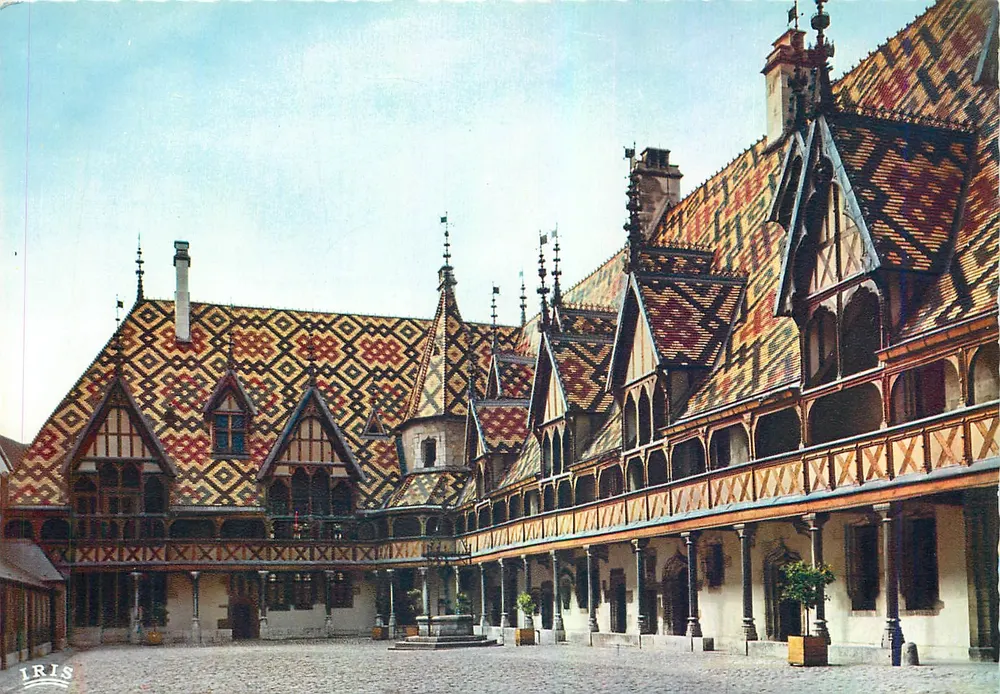 Beaune (Côte-d'Or) — A Cour d'Honneur — editor LUMICAP, n° (66) - Frente