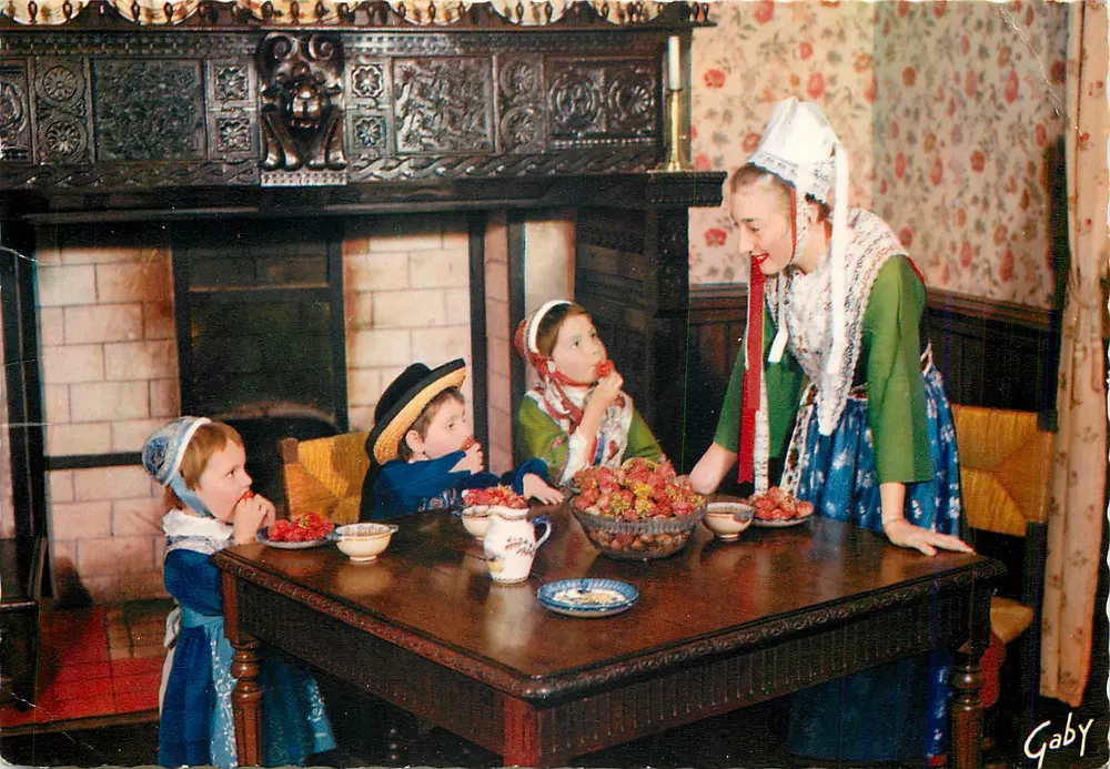 Famille de Plougaouet-Daoulas — Dégustation de fraises — Éditions Gaby - Recto