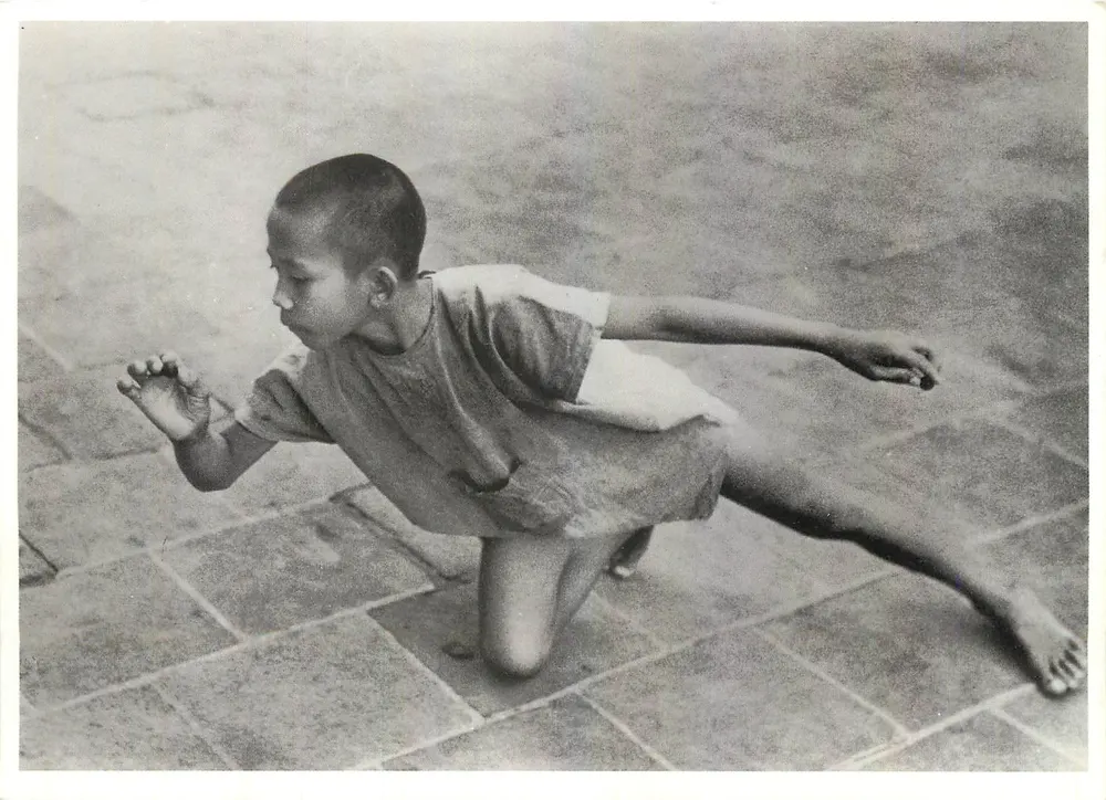 Criança em posição de dança — Bali 1938 — Gotthard Schuh - Frente