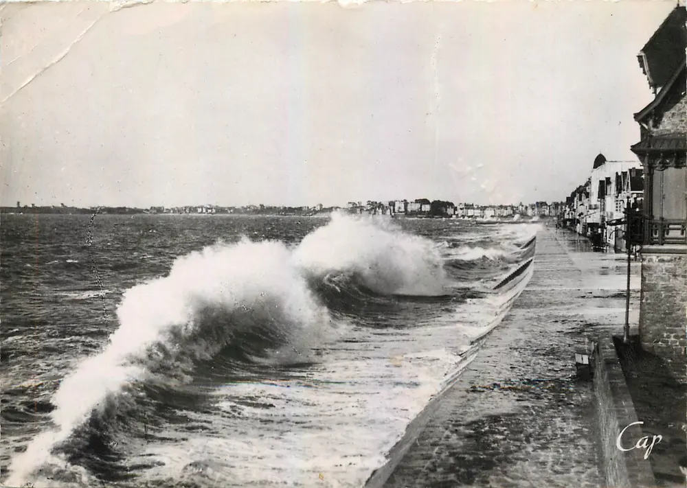 St-Malo - A Digue em tempo de tempestade — (Cliché Thouault) — Réal-Photo, n°140 - Frente