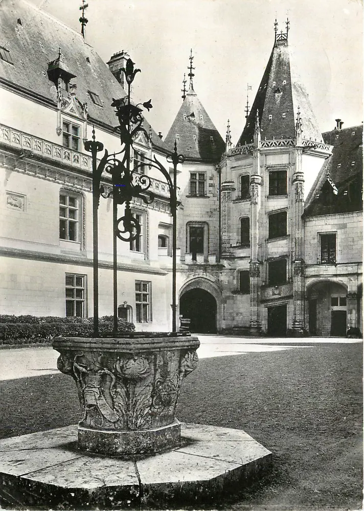 Castelo de Chaumont-sur-Loire — Cour : Torre do canto Sudeste — editor: Historiques III - Paris - Frente