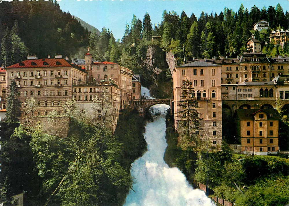 Bad Gastein — cascata e edifícios — editor não visível - Frente