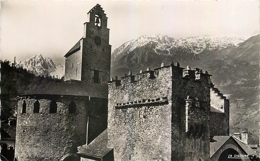 Igreja de Luz-Saint-Sauveur — vista panorâmica com montanhas nevadas — Edições La Cigogne - Frente