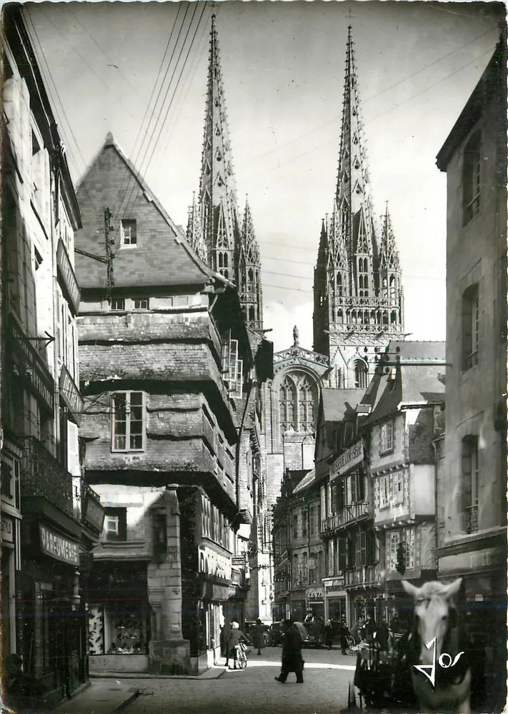 Quimper (Finistère) — calle Kérémon con sus casas de varios pisos sobresalientes que dominan las torres de la catedral — Ediciones d'Arte JOS. - Anverso