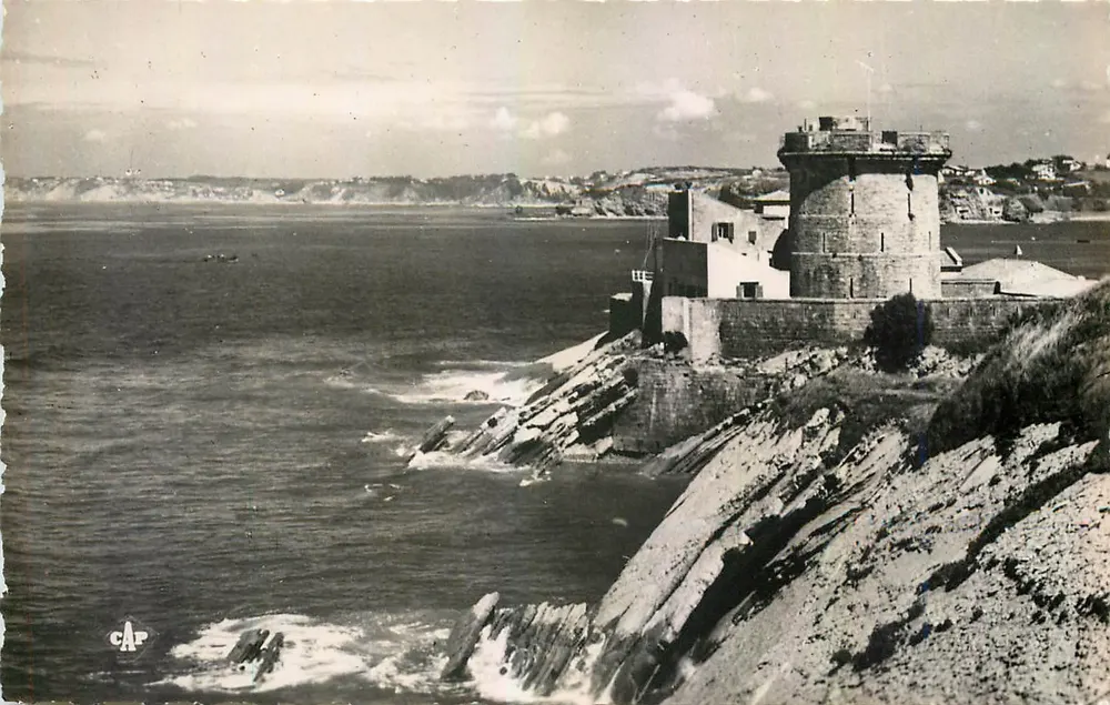 St-Jean-de-Luz — Les Falaises et le Fort de Socoa — Réal-Photo - Recto