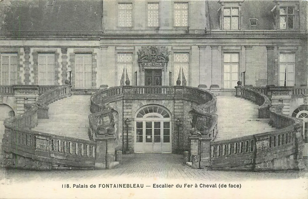 Schloss FONTAINEBLEAU — Treppe des Pferdes (Vorderseite) - Vorderseite