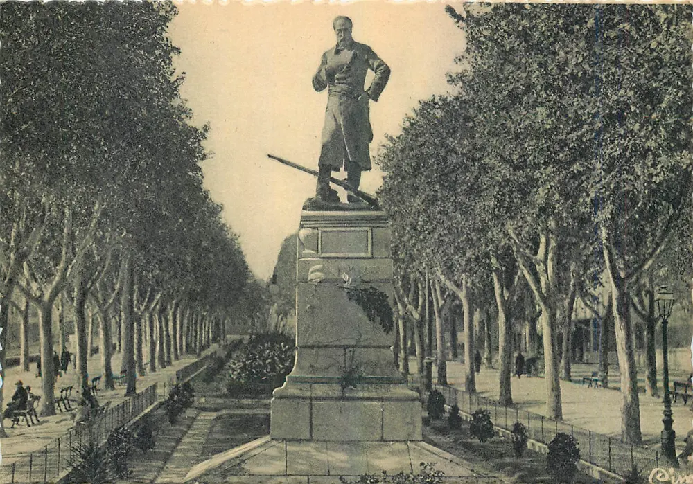 Carcassonne — Estátua e Boulevard Barbès — Héloïse Combier Macon - Frente