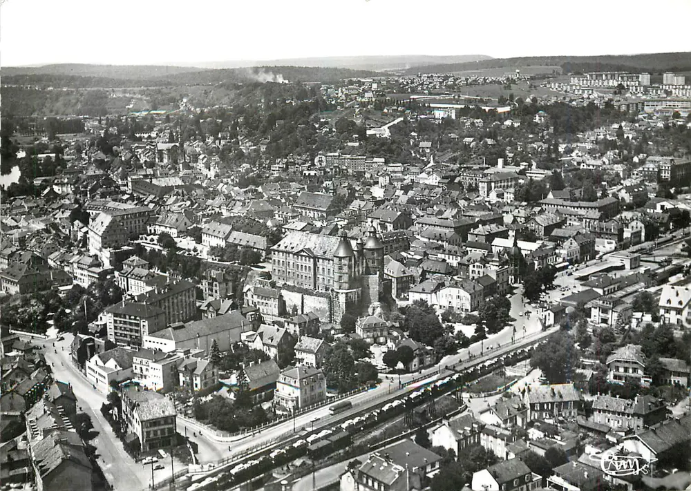 Montbéliard (Doubs) — Das Schloss, die Zollschule — Luftbild — Comier Imp. Macon - Vorderseite