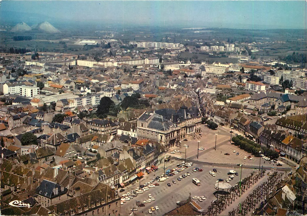 Autun (S.-et-L.) — Vue aérienne - Place du Champ de Mars — Imprimeur Combier, Macon - Recto