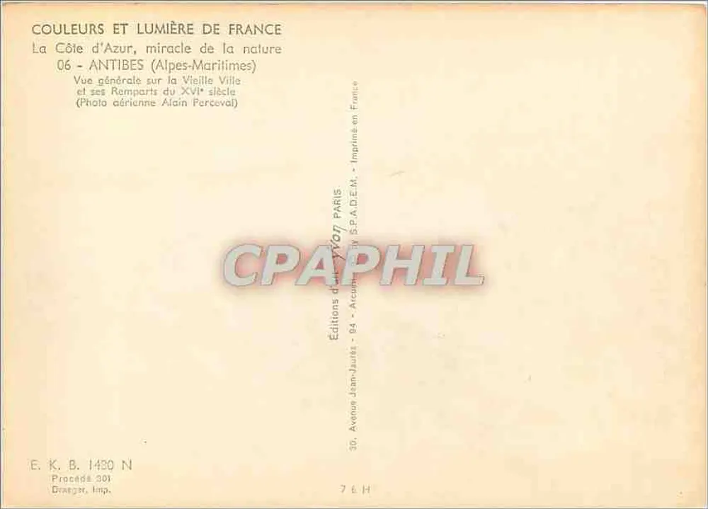 Antibes — Vue générale sur la Vieille Ville et ses remparts du XVIe siècle — Éditions Jean-Jaures - Verso