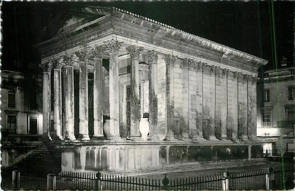 Nîmes (Gard) — La Maison Carrée, effetto di notte — Editions Rella, n° 2563 - Recto