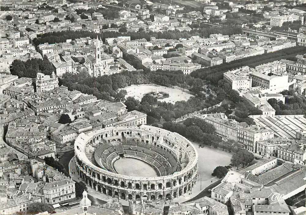 Nîmes — Luftbild der Arenen und der Stadt — Foto von Robert Durandaud - Vorderseite