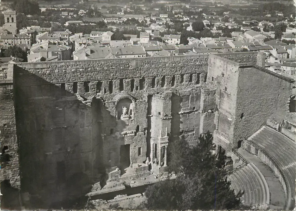 Orange (Vaucluse) — Ansicht des antiken Theaters von oben — französische Ausgabe, NICE, Nr. 546 - Vorderseite