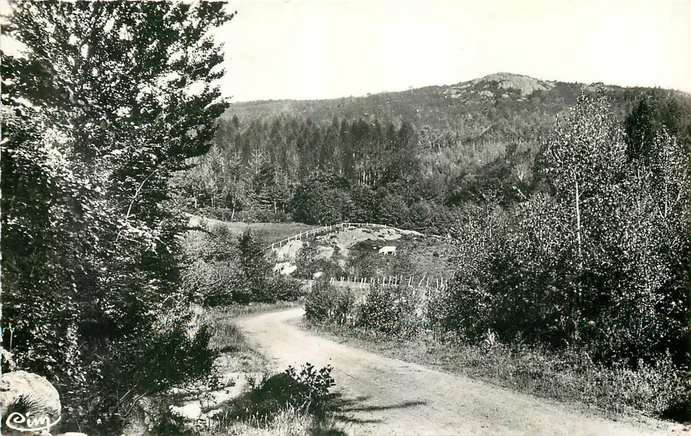 Matour (S.-et-L.) — A Grande Rocha (672 m.) — Combier Photographic Véritable - Frente