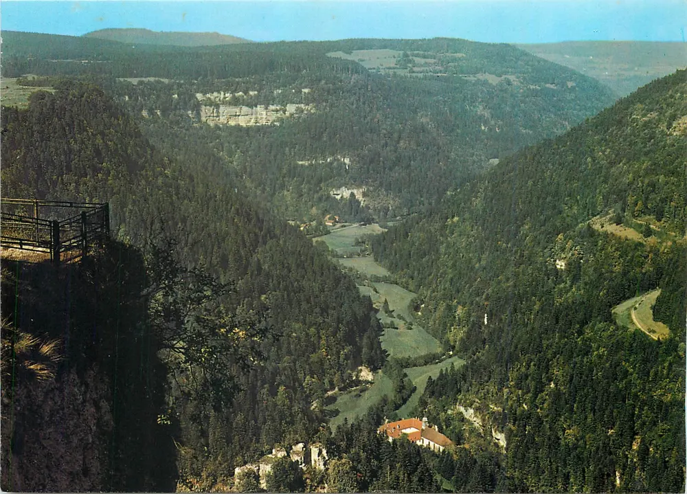 La Roche du Prétre e o Vale da Consolação (Doubs) — vista panorâmica — Impressora Mâcon, n° 45-000 - Frente