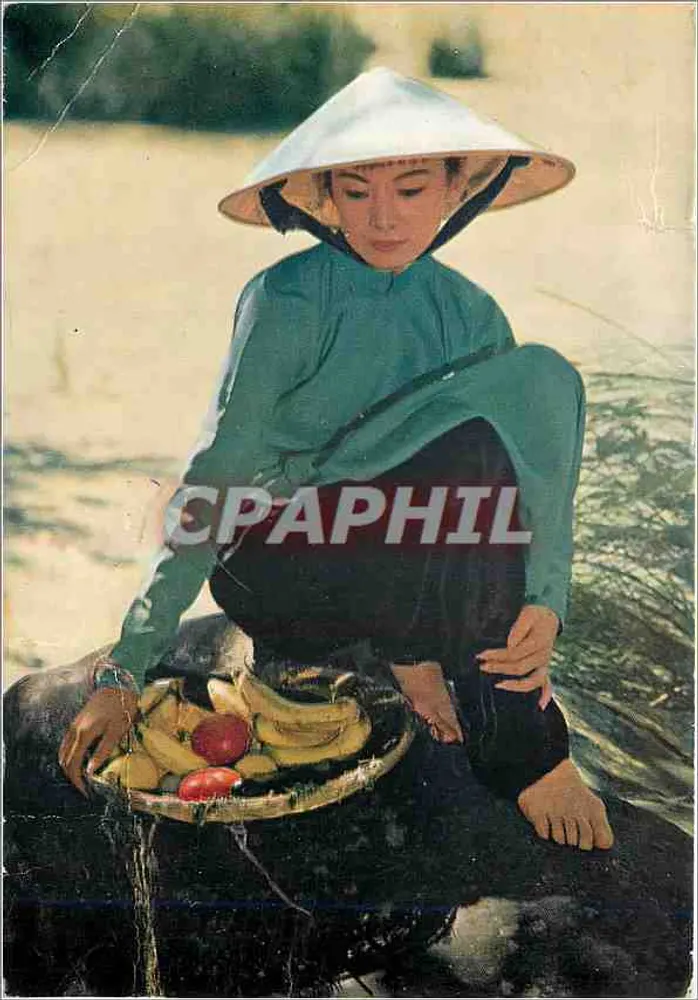 Mulher vietnamita com chapéu de palha — com frutas — Foto Paul GENEST, Imp. Baguenier Desormeaux, Paris - Frente