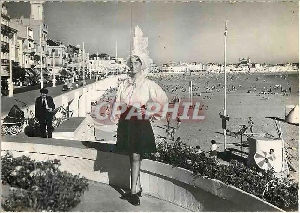Les Sables-d'Olonne (Vendée) — Mulher Sablaise diante da Praia e do Dique — Edições Artifiques - Mercier Carrère - Frente
