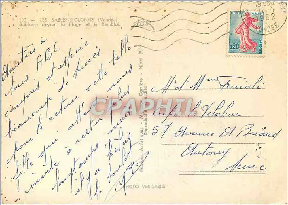 Les Sables-d'Olonne (Vendée) — Mulher Sablaise diante da Praia e do Dique — Edições Artifiques - Mercier Carrère - Verso