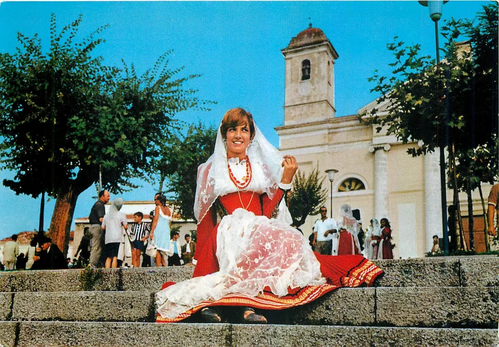 Mulher em traje sardo com editor E.C.C.A. - Villanova Monteleone - Frente