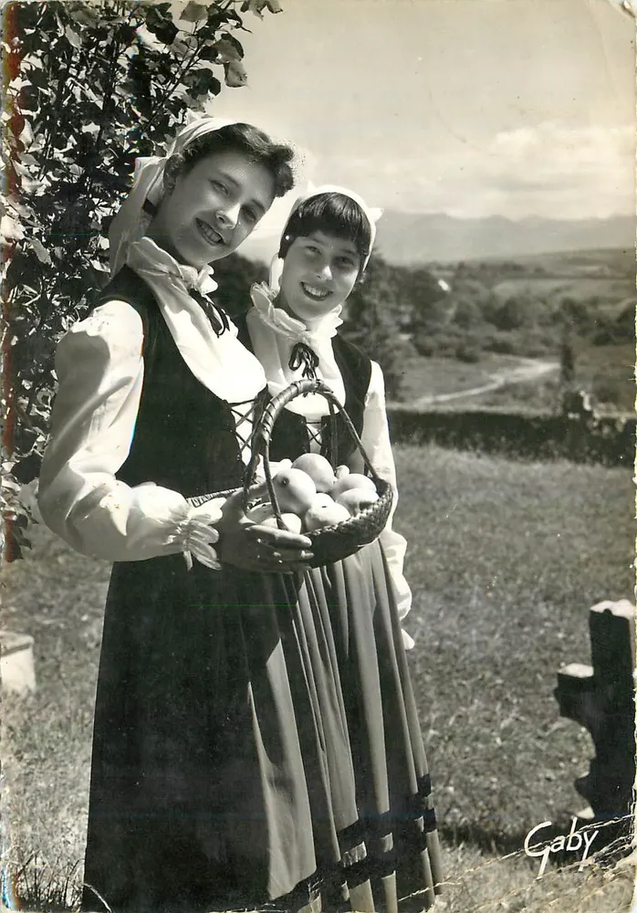 Zwei junge Frauen in baskischem Kleid — Apfel-Ernte in Arcangues — Éditions Gaby - Vorderseite