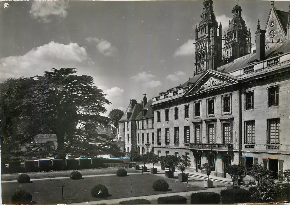 Tours (I.&L.) - Das Museum der Fine Arts und der große Zeder - Vorderseite