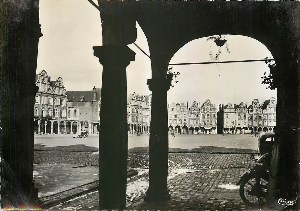 Arras (P.-de-C.) — A Grand' Place — Photo Cinq - Frente