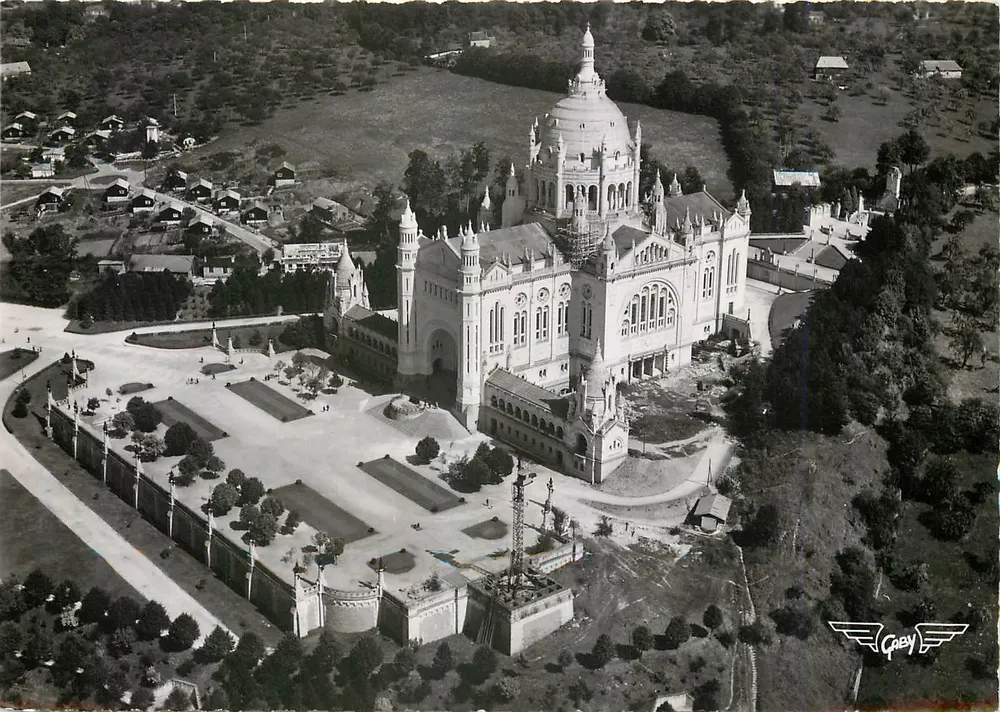 Lisieux (Calvados) — Luftbild der Basilika — Éditions Gaby - Vorderseite