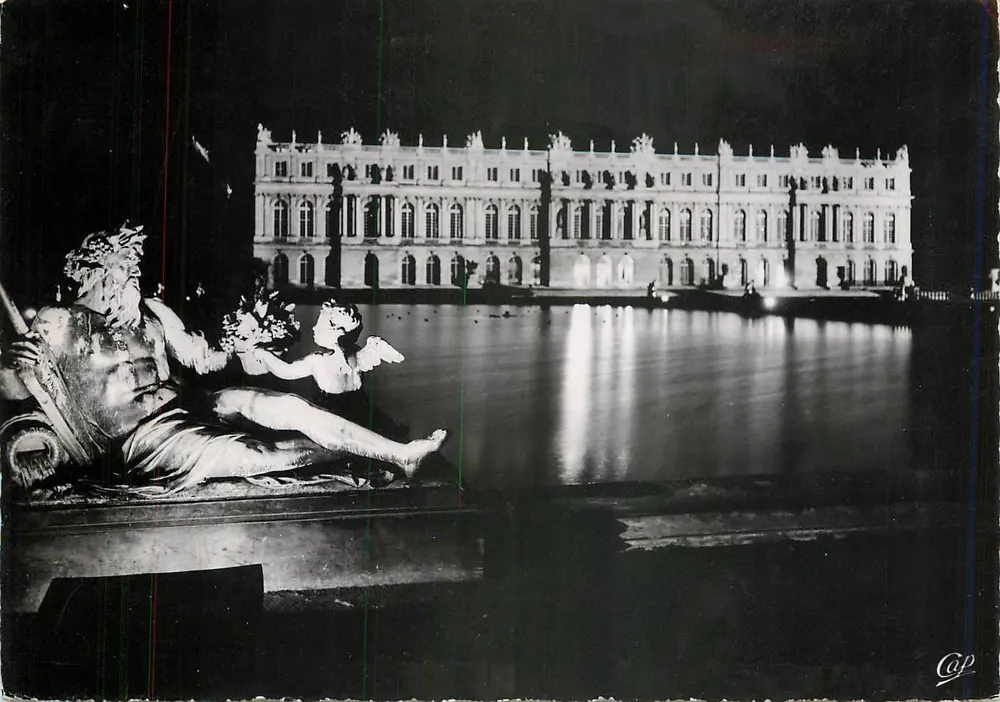 Versalles — El Castillo iluminado visto desde el Parque — Sociedad de Artes Fotográficas, París - Anverso