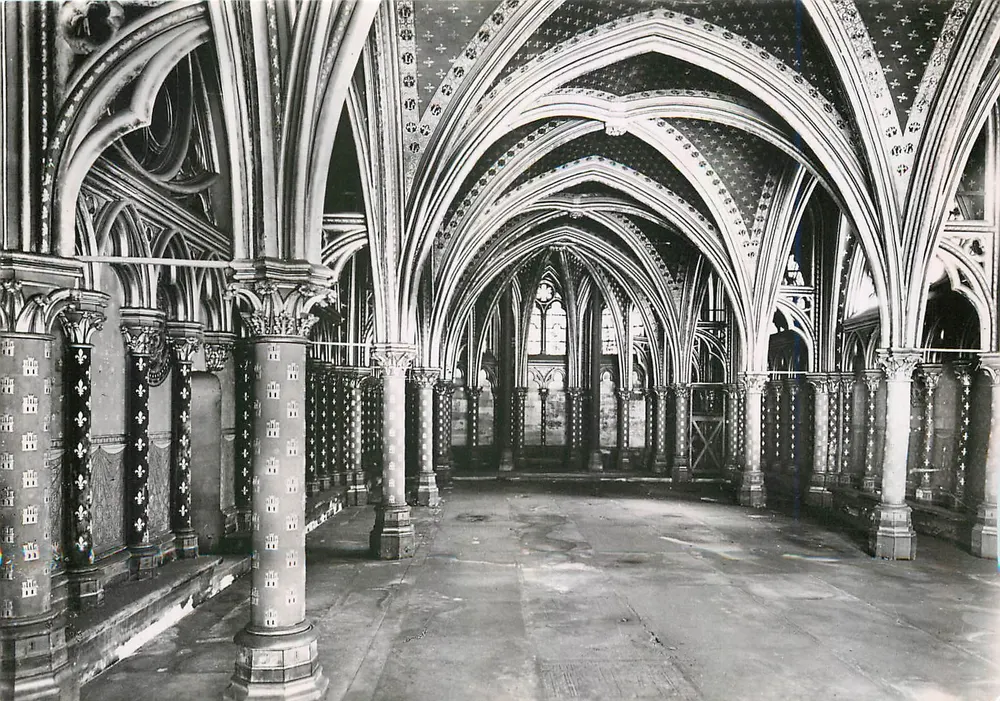 Paris - Die Heilige Kapelle (13. Jahrhundert) — Die untere Kapelle — Service Commercial Monuments Historiques, Paris - Vorderseite