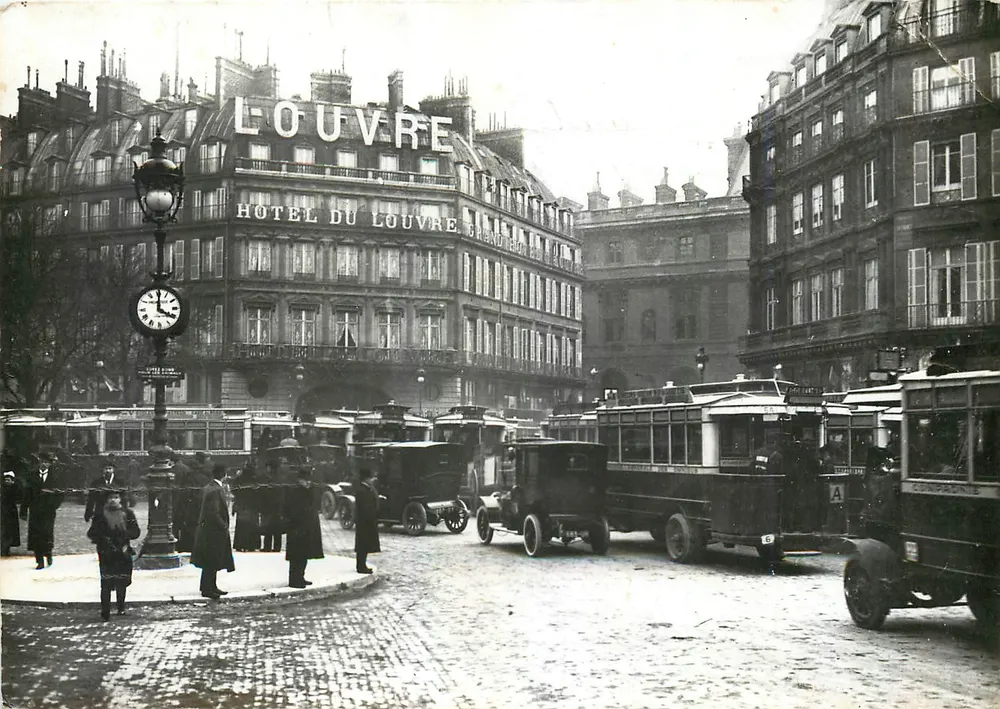 Paris - Stau am Palais-Royal — Hotel du Louvre — Edition Rougier - Vorderseite