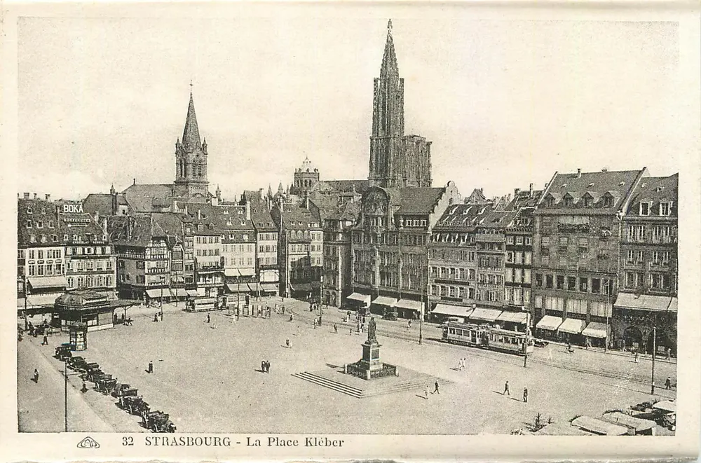 Strasbourg - A Place Kléber — vista panorâmica com a catedral e o monumento central — editor POKA, n° 32 - Frente