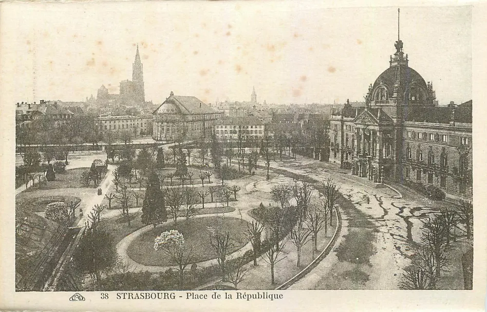 Strasbourg - Place de la République — vista panorâmica com a catedral em fundo — n° 38 - Frente