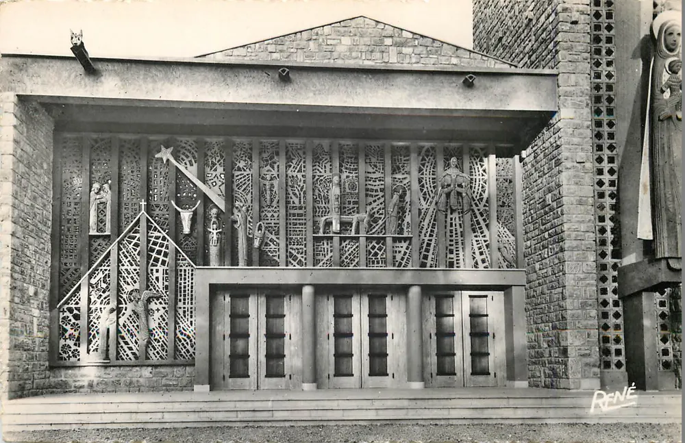 Heiligtum der Jungfrau der Tröstung - Hyères — Detail der Fassadenskulpturen — Studio Bagarry, Hyères - Vorderseite