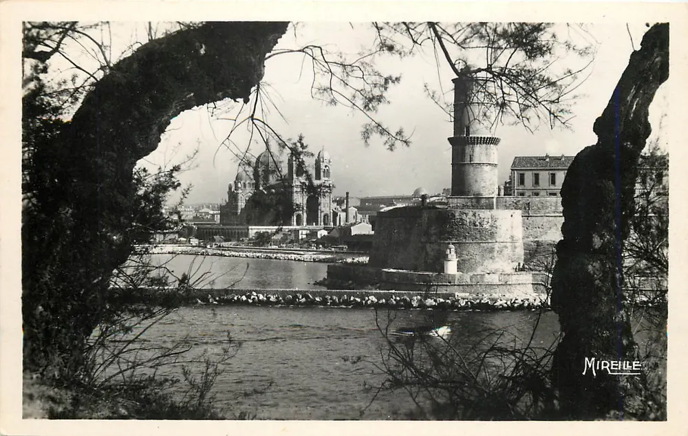 Marseille — Die Kathedrale und der Fort Saint-Jean von Pharo aus gesehen — Mireille - Vorderseite
