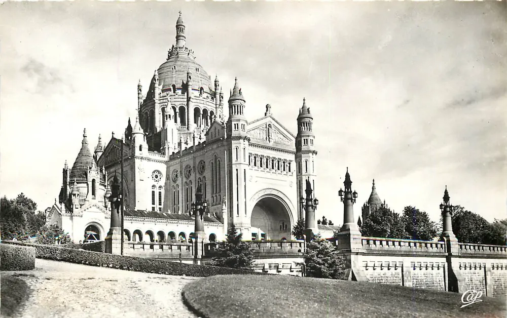 Lisieux — Vista em direção à Basílica — C.A.P. n° 707 - Frente