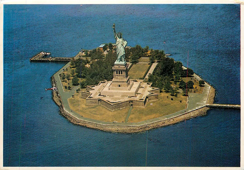 Statue der Freiheit — Liberty Island, N.Y. — Verlag: Manhattan Post Card Co., Inc. - Vorderseite