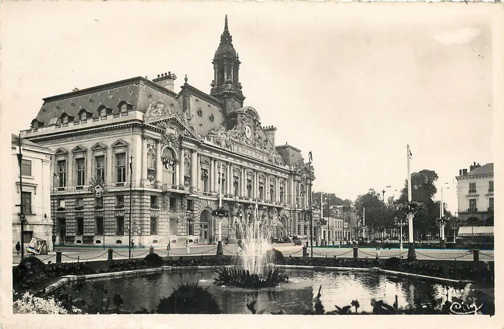 Tours (Loire-et-Loire) — L'Hôtel de Ville — Fot. LOMBIER MACON - Anverso