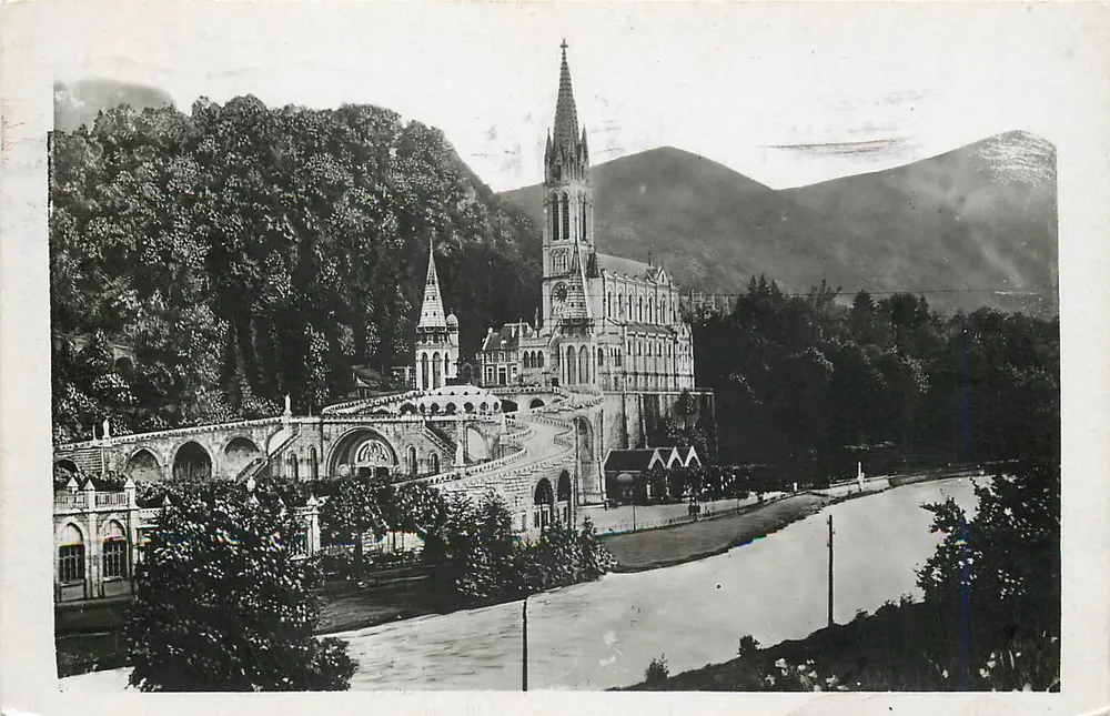 Lourdes — A Basílica e as Piscinas — Edição P. DOLCHET Lourdes - Frente