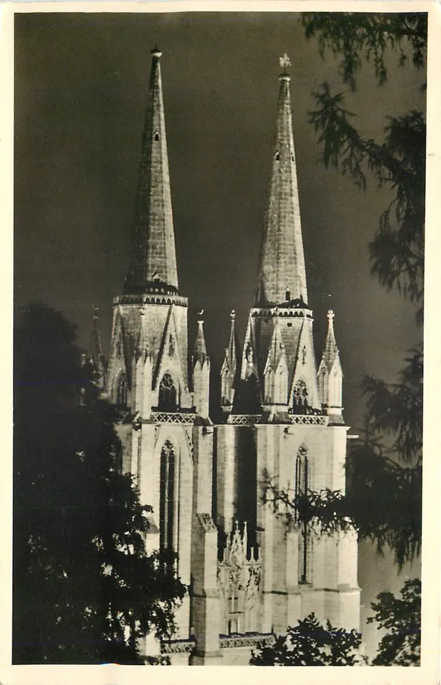 Elisabeth-Kirche Marburg — nächtliche Beleuchtung — Fotografie Weerth, Marburg - Vorderseite