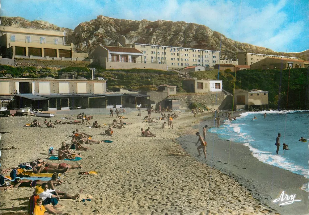 Ary — plage animée avec bâtiments en arrière-plan — Ary - Recto